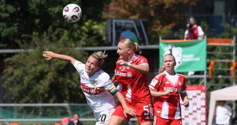 Stuttgart , Fußball 2. Bundesliga , VfB Stuttgart Frauen vs. FC Bayern München Frauen II , von links: Jana Beuschlein ( VfB ) Luzia Zähringen ( Bayern )