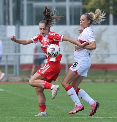 Stuttgart , Fußball 2. Bundesliga , VfB Stuttgart Frauen vs. FC Bayern München Frauen II , von links: Melina Hoffmann ( Bayern ) Janina Hechler ( VfB )