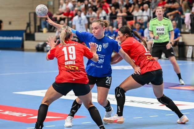 von links Lea Gruber (SV Union Halle-Neustadt, 19), Lara Tauchmann (HC Leipzig, 28), Engelina Alida Corona Molenaar (SV Union Halle-Neustadt, 07) SV Union Halle-Neustadt vs. HC Leipzig, Handball, DHB Pokal, Frauen, 1. Runde, Saison 2025 2026, 24.08.2025, SV Union Halle-Neustadt vs. HC Leipzig, Handball, DHB Pokal, Frauen, 1. Runde, Saison 2025 2026, 24.08.2025 Halle (Saale) Copyright: xEibner-Pressefoto RalphxKunzex EP_RKE