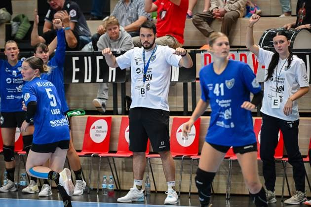 Erik Toepfer (HC Leipzig, Trainer) SV Union Halle-Neustadt vs. HC Leipzig, Handball, DHB Pokal, Frauen, 1. Runde, Saison 2025 2026, 24.08.2025, SV Union Halle-Neustadt vs. HC Leipzig, Handball, DHB Pokal, Frauen, 1. Runde, Saison 2025 2026, 24.08.2025 Halle (Saale) Copyright: xEibner-Pressefoto RalphxKunzex EP_RKE