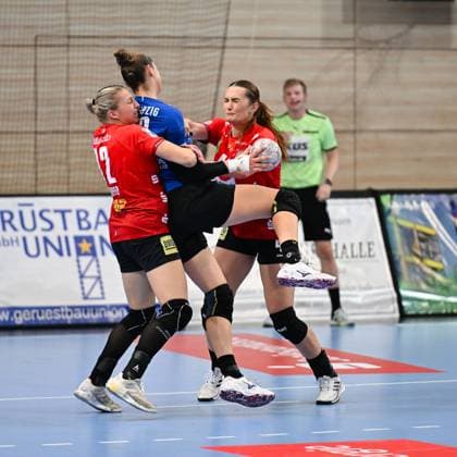 von links Ilona Kieffer (SV Union Halle-Neustadt, 72), Marlene Tucholke (HC Leipzig, 23), Tena Petika (SV Union Halle-Neustadt, 40) SV Union Halle-Neustadt vs. HC Leipzig, Handball, DHB Pokal, Frauen, 1. Runde, Saison 2025 2026, 24.08.2025, SV Union Halle-Neustadt vs. HC Leipzig, Handball, DHB Pokal, Frauen, 1. Runde, Saison 2025 2026, 24.08.2025 Halle (Saale) Copyright: xEibner-Pressefoto RalphxKunzex EP_RKE