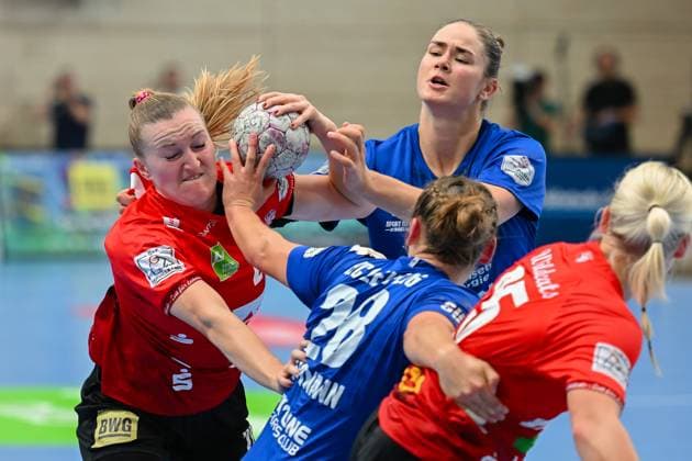 Zweikampf, Cara Reuthal (SV Union Halle-Neustadt, 26), Lara Tauchmann (HC Leipzig, 28), hinten Marlene Tucholke (HC Leipzig, 23), rechts Lilli Roepcke (SV Union Halle-Neustadt, 25) SV Union Halle-Neustadt vs. HC Leipzig, Handball, DHB Pokal, Frauen, 1. Runde, Saison 2025 2026, 24.08.2025, SV Union Halle-Neustadt vs. HC Leipzig, Handball, DHB Pokal, Frauen, 1. Runde, Saison 2025 2026, 24.08.2025 Halle (Saale) Copyright: xEibner-Pressefoto RalphxKunzex EP_RKE