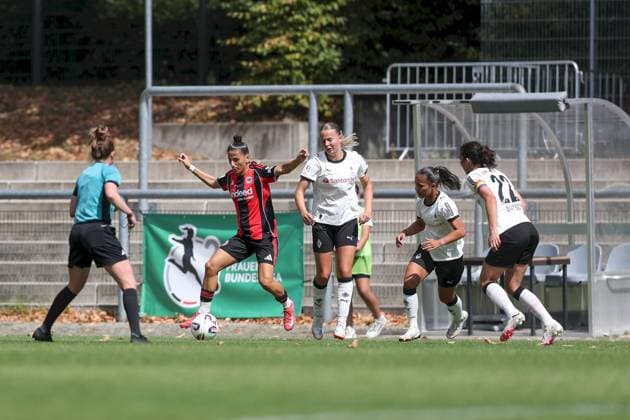 24.08.2025, xjcx, Frauen, Fussball, Saison 2025 2026, 2. Frauen-Bundesliga, 1. Spieltag: Eintracht Frankfurt II - Borussia Moenchengladbach Valentina Limani ( 9, Eintracht Frankfurt II), Sophia Gerber ( 4, Borussia Mönchengladbach), Elize Celissen ( 16, Borussia Mönchengladbach), Kristina Bartsch ( 22, Borussia Mönchengladbach) Frankfurt am Main Stadion am Brentanobad Hessen Deutschland