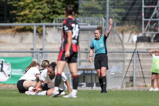 24.08.2025, xjcx, Frauen, Fussball, Saison 2025 2026, 2. Frauen-Bundesliga, 1. Spieltag: Eintracht Frankfurt II - Borussia Moenchengladbach Schiedsrichterin Katharina Linke (SVG Göttingen) gestikuliert, Arme, Hände, gibt Anweisungen Frankfurt am Main Stadion am Brentanobad Hessen Deutschland