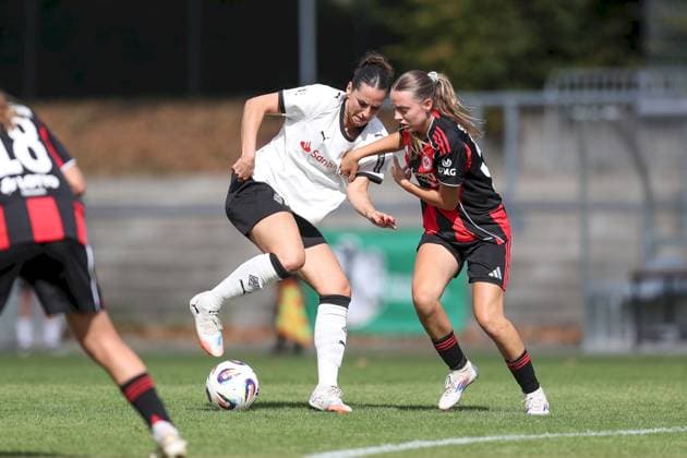 24.08.2025, xjcx, Frauen, Fussball, Saison 2025 2026, 2. Frauen-Bundesliga, 1. Spieltag: Eintracht Frankfurt II - Borussia Moenchengladbach Flaka Aslanaj ( 9, Borussia Mönchengladbach) und Helene Schäfer ( 35, Eintracht Frankfurt II) Frankfurt am Main Stadion am Brentanobad Hessen Deutschland