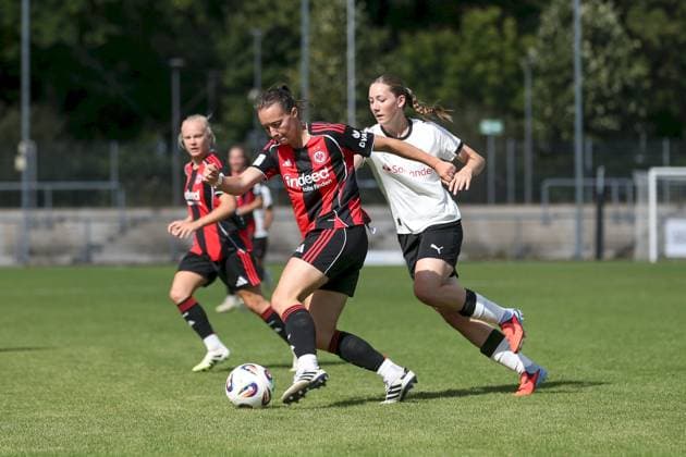 24.08.2025, xjcx, Frauen, Fussball, Saison 2025 2026, 2. Frauen-Bundesliga, 1. Spieltag: Eintracht Frankfurt II - Borussia Moenchengladbach Esther Juretzka ( 34, Eintracht Frankfurt II) und Fiona Itgenshorst ( 6, Borussia Mönchengladbach) Frankfurt am Main Stadion am Brentanobad Hessen Deutschland