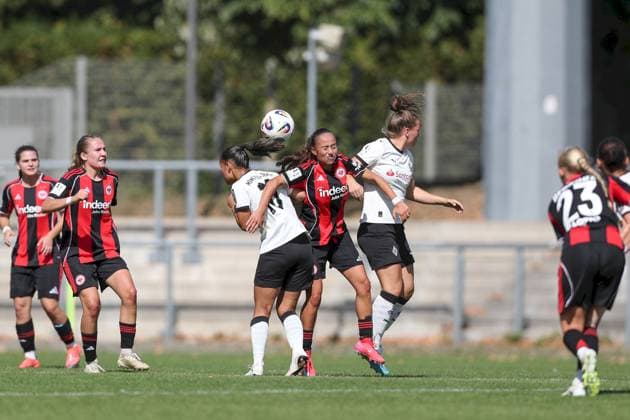 24.08.2025, xjcx, Frauen, Fussball, Saison 2025 2026, 2. Frauen-Bundesliga, 1. Spieltag: Eintracht Frankfurt II - Borussia Moenchengladbach Elize Celissen ( 16, Borussia Mönchengladbach), Ela Naz Demirbas ( 22, Eintracht Frankfurt II),Britt Maria Johanna Van Rijswijck ( 8, Borussia Mönchengladbach) Frankfurt am Main Stadion am Brentanobad Hessen Deutschland