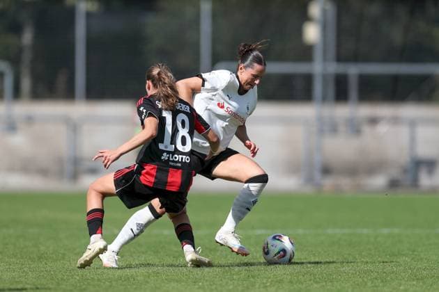 24.08.2025, xjcx, Frauen, Fussball, Saison 2025 2026, 2. Frauen-Bundesliga, 1. Spieltag: Eintracht Frankfurt II - Borussia Moenchengladbach Carlotta Schwoerer ( 18, Eintracht Frankfurt II) und Flaka Aslanaj ( 9, Borussia Mönchengladbach) Frankfurt am Main Stadion am Brentanobad Hessen Deutschland