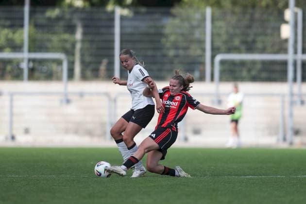 24.08.2025, xjcx, Frauen, Fussball, Saison 2025 2026, 2. Frauen-Bundesliga, 1. Spieltag: Eintracht Frankfurt II - Borussia Moenchengladbach Sophia Gerber ( 4, Borussia Mönchengladbach) und Carlotta Schwoerer ( 18, Eintracht Frankfurt II) Frankfurt am Main Stadion am Brentanobad Hessen Deutschland