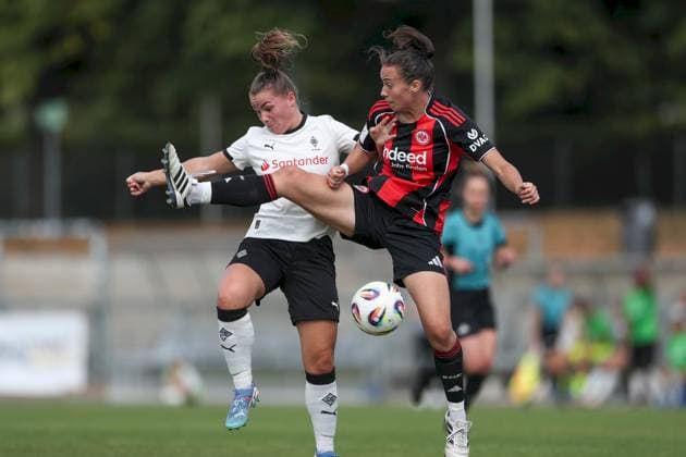24.08.2025, xjcx, Frauen, Fussball, Saison 2025 2026, 2. Frauen-Bundesliga, 1. Spieltag: Eintracht Frankfurt II - Borussia Moenchengladbach Britt Maria Johanna Van Rijswijck ( 8, Borussia Mönchengladbach) und Esther Juretzka ( 34, Eintracht Frankfurt II) Frankfurt am Main Stadion am Brentanobad Hessen Deutschland
