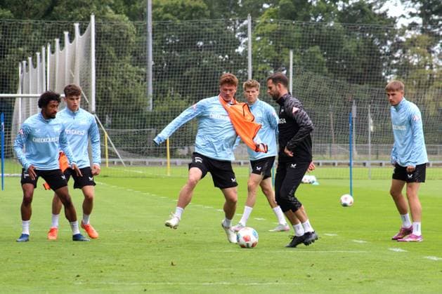 DEU, DFL, 2. FBL Hertha BSC, Training, 25.08.2025, Sportforum, Berlin, DEU, DFL, 2. FBL Hertha BSC, Training, im Bild Sebastian Groenning (Hertha BSC Berlin 17), Marius Gersbeck (Hertha BSC Berlin 35) DFL - regulations prohibit any use of Photographs as image sequences and or quasi-video