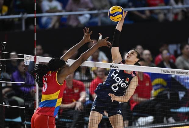 (250825) -- CHIANG MAI, Aug. 25, 2025 -- Gong Xiangyu (R) of China spikes the ball during the Preliminary Phase Pool F match between China and Colombia at the Volleyball Women s World Championship, WM, Weltmeisterschaft in Chiang Mai, Thailand, Aug. 25, 2025. ) (SP)THAILAND-CHIANG MAI-VOLLEYBALL-WOMEN S WORLD CHAMPIONSHIP-CHINA VS COLOMBIA HouxZhaokang 