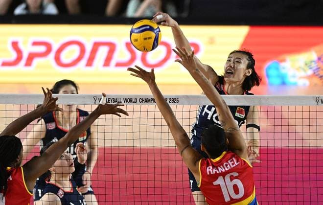 (250825) -- CHIANG MAI, Aug. 25, 2025 -- Wang Yuanyuan (R, top) of China spikes the ball during the Preliminary Phase Pool F match between China and Colombia at the Volleyball Women s World Championship, WM, Weltmeisterschaft in Chiang Mai, Thailand, Aug. 25, 2025. ) (SP)THAILAND-CHIANG MAI-VOLLEYBALL-WOMEN S WORLD CHAMPIONSHIP-CHINA VS COLOMBIA HouxZhaokang 