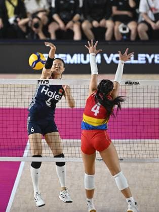 (250825) -- CHIANG MAI, Aug. 25, 2025 -- Gong Xiangyu (L) of China spikes the ball during the Preliminary Phase Pool F match between China and Colombia at the Volleyball Women s World Championship, WM, Weltmeisterschaft in Chiang Mai, Thailand, Aug. 25, 2025. ) (SP)THAILAND-CHIANG MAI-VOLLEYBALL-WOMEN S WORLD CHAMPIONSHIP-CHINA VS COLOMBIA HouxZhaokang 