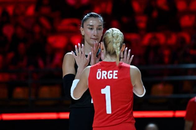 Turkiye v Bulgaria - FIVB Women s Volleyball World Championship, WM, Weltmeisterschaft NAKHON RATCHASIMA, THAILAND - AUGUST 25: Gizem Orge (1) and Hande Baladin (22) of Turkiye are seen during the FIVB Women s Volleyball World Championship match between Turkiye and Bulgaria at Korat Chatchai Hall in Nakhon Ratchasima, Thailand on August 25, 2025. Mustafa Hatipoglu Anadolu Nakhon Ratchasima Thailand. Editorial use only. Please get in touch for any other usage.  Copyright: x2025xAnadoluxMustafaxHatipoglux