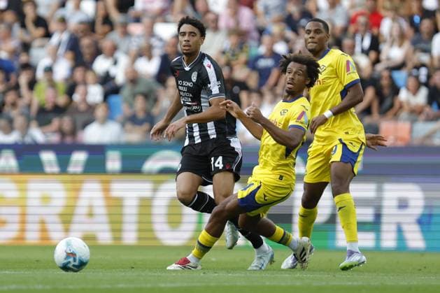Udinese s Arthur Atta in action against Hellas Verona s ANTOINE BERNEDE during the Italian Serie A Enilive soccer championship football match between Udinese and Hellas Verona at Bluenergy Stadium on August 25th, 2025, Udine, Italy  Copyright: xMattiaxRadoni IPAxSportx xipa-agency.netx xx IPA_63218602 IPA_Agency_IPA63218602