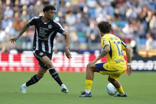 Udinese s Arthur Atta in action against Hellas Verona s DOMAGOJ BRADARIC during the Italian Serie A Enilive soccer championship football match between Udinese and Hellas Verona at Bluenergy Stadium on August 25th, 2025, Udine, Italy  Copyright: xMattiaxRadoni IPAxSportx xipa-agency.netx xx IPA_63218604 IPA_Agency_IPA63218604