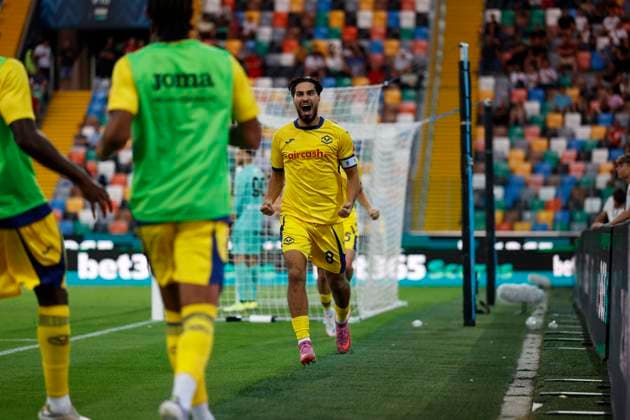 August 25, 2025, Udine, Friuli Venezia Giulia, Italy: Hellas VeronaÃ¢â‚¬â ¢s SUAT SERDAR celebrates after scoring a goal during the Italian Serie A Enilive soccer championship football match between Udinese and Hellas Verona at Bluenergy Stadium on August 25th, 2025, Udine, Italy Udine Italy - ZUMAr199 20250825_zsp_r199_033 Copyright: xMattiaxRadonix