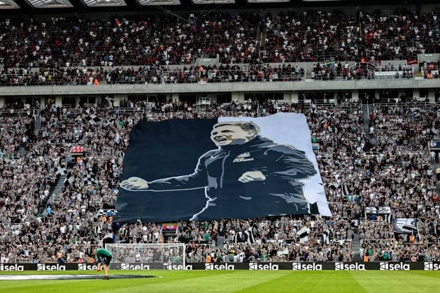 Premier League Newcastle United v Liverpool An Eddie Howe flag on the Leazes Stand during the Premier League match Newcastle United vs Liverpool at St. James s Park, Newcastle, United Kingdom, 25th August 2025 (Photo by Mark Cosgrove News Images) Newcastle St. James s Park Tyne and Wear United Kingdom Copyright: xMarkxCosgrove NewsxImagesx