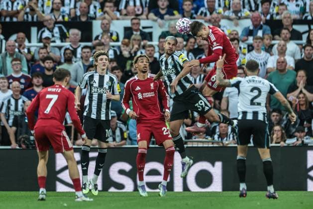 Premier League Newcastle United v Liverpool Milos Kerkez of Liverpool jumps up to win the high ball from Bruno Guimaraes of Newcastle United during the Premier League match Newcastle United vs Liverpool at St. James s Park, Newcastle, United Kingdom, 25th August 2025 (Photo by Mark Cosgrove News Images) Newcastle St. James s Park Tyne and Wear United Kingdom Copyright: xMarkxCosgrove NewsxImagesx