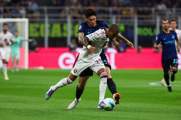 Cyril Ngonge (Torino FC) in action against Alessandro Bastoni (FC Inter) during Inter - FC Internazionale vs Torino FC, Italian soccer Serie A match in Milan, Italy, August 25 2025  Copyright: xMattiaxMartegani IPAxSportx xipa-agency.netx xx IPA_63226773 IPA_Agency_IPA63226773