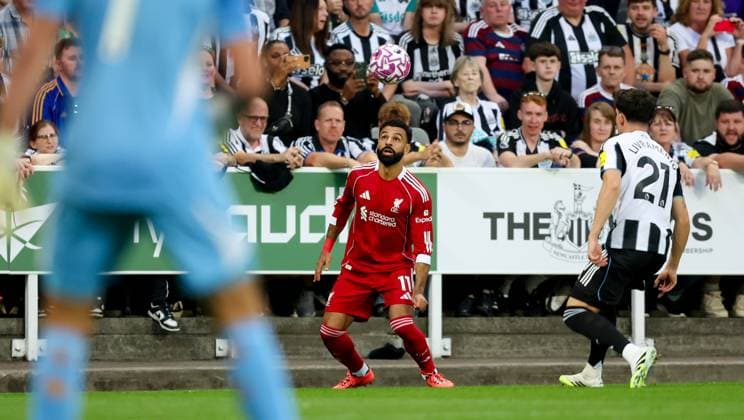 Newcastle United v Liverpool Premier League 25 08 2025. Liverpool forward Mohamed Salah (11) during the Premier League match between Newcastle United and Liverpool at St. James s Park, Newcastle, England on 25 August 2025. Editorial use only DataCo restrictions apply See www.football-dataco.com , Copyright: xSimonxDaviesx PSI-22671-0061