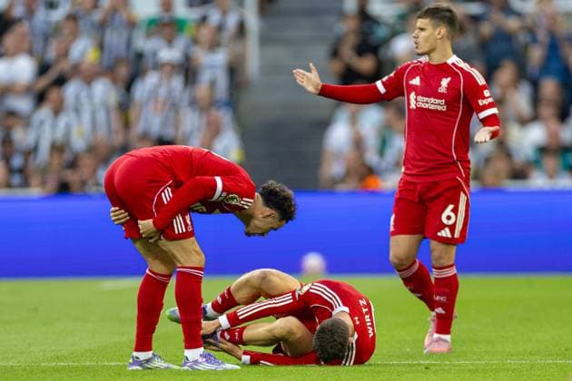 Football - FA Premier League - Newcastle United FC v Liverpool FC NEWCASTLE-UPON-TYNE, ENGLAND - Monday, August 25, 2025: Liverpool s Florian Wirtz on the floor with teammates Curtis Jones and Milos Kerkez checking on him following a tackle from Newcastle United s Kieran Trippier during the FA Premier League match between Newcastle United FC and Liverpool FC at St James Park. (Photo by David Rawcliffe Propaganda) NEWCASTLE-UPON-TYNE St James Park TYNE AND WEAR ENGLAND  Copyright: xDavidxRawcliffex P2025-08-25-Newcastle_Liverpool-61