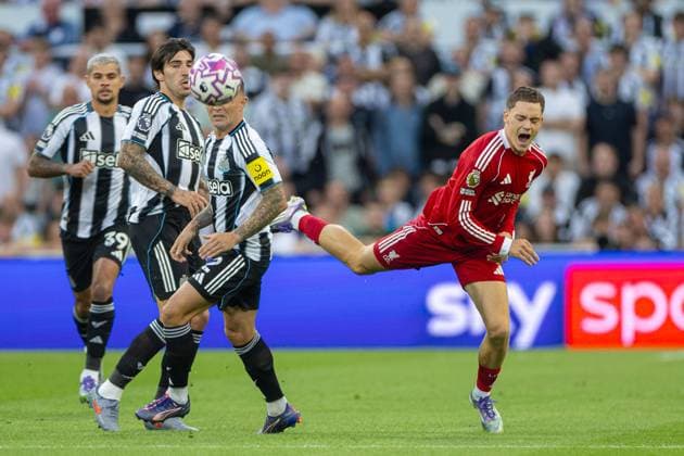 Football - FA Premier League - Newcastle United FC v Liverpool FC NEWCASTLE-UPON-TYNE, ENGLAND - Monday, August 25, 2025: Liverpool s Florian Wirtz is challenged by Newcastle United s Kieran Trippier during the FA Premier League match between Newcastle United FC and Liverpool FC at St James Park. (Photo by David Rawcliffe Propaganda) NEWCASTLE-UPON-TYNE St James Park TYNE AND WEAR ENGLAND  Copyright: xDavidxRawcliffex P2025-08-25-Newcastle_Liverpool-62