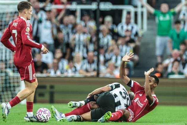 Premier League Newcastle United v Liverpool Bruno Guimaraes of Newcastle United and Ryan Gravenberch of Liverpool collide during the Premier League match Newcastle United vs Liverpool at St. James s Park, Newcastle, United Kingdom, 25th August 2025 (Photo by Mark Cosgrove News Images) Newcastle St. James s Park Tyne and Wear United Kingdom Copyright: xMarkxCosgrove NewsxImagesx