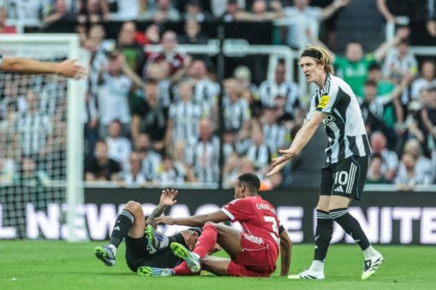 Premier League Newcastle United v Liverpool Anthony Gordon of Newcastle United appeals as Bruno Guimaraes of Newcastle United is fouled by Ryan Gravenberch of Liverpool during the Premier League match Newcastle United vs Liverpool at St. James s Park, Newcastle, United Kingdom, 25th August 2025 (Photo by Mark Cosgrove News Images) Newcastle St. James s Park Tyne and Wear United Kingdom Copyright: xMarkxCosgrove NewsxImagesx