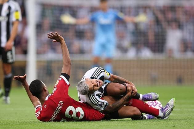 Newcastle United v Liverpool FC 25 August 2025 Newcastle-upon-Tyne - Premier League Football - Newcastle United v Liverpool FC - l28 fouls Bruno Guimaraes of Newcastle United to earn a yellow card -(Photo by Dan Chesterton) Newcastle-upon-Tyne UK Copyright: xDanxChestertonxOffside