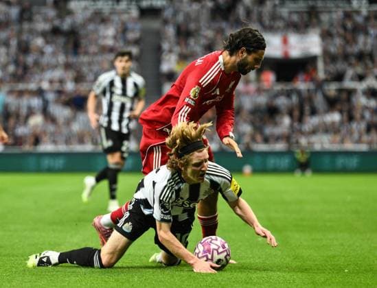 Dominik Szoboszlai of Liverpool fouls Anthony Gordon of Newcastle United Newcastle United v Liverpool, Premier League, Football, St James Park, Newcastle, UK - 25 Aug 2025Newcastle St James Park United Kingdom EDITORIAL USE ONLY No use with unauthorised audio, video, data, fixture lists, club league logos or live services. Online in-match use limited to 120 images, no video emulation. No use in betting, games or single club league player publications. Copyright: xRichardxLee Shutterstockx 15455342ap