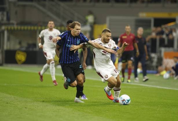 Nicolo Barella of FC Inter and Nikola Vlasic of Torino FC during the Italian Serie A 2025 26 season, football match between FC Inter and Torino FC on 25 August 2025 at San Siro Stadium in Milan, Italy. Photo Nderim Kaceli  Copyright: xNderimxKaceli IPAxSportx xipa-agency.netx xx IPA_63227531 IPA_Agency_IPA63227531