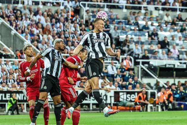 Premier League Newcastle United v Liverpool Dan Burnv of Newcastle United heads clear during the Premier League match Newcastle United vs Liverpool at St. James s Park, Newcastle, United Kingdom, 25th August 2025 (Photo by Mark Cosgrove News Images) Newcastle St. James s Park Tyne and Wear United Kingdom Copyright: xMarkxCosgrove NewsxImagesx