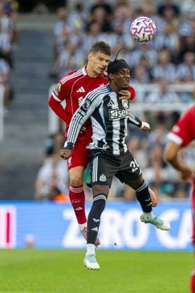 Football - FA Premier League - Newcastle United FC v Liverpool FC NEWCASTLE-UPON-TYNE, ENGLAND - Monday, August 25, 2025: Liverpool s Milos Kerkez challenges for a header with Newcastle United s Anthony Elanga during the FA Premier League match between Newcastle United FC and Liverpool FC at St James Park. (Photo by David Rawcliffe Propaganda) NEWCASTLE-UPON-TYNE St James Park TYNE AND WEAR ENGLAND  Copyright: xDavidxRawcliffex P2025-08-25-Newcastle_Liverpool-64