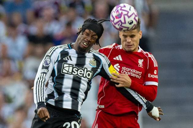 Football - FA Premier League - Newcastle United FC v Liverpool FC NEWCASTLE-UPON-TYNE, ENGLAND - Monday, August 25, 2025: Liverpool s Milos Kerkez challenges for a header with Newcastle United s Anthony Elanga during the FA Premier League match between Newcastle United FC and Liverpool FC at St James Park. (Photo by David Rawcliffe Propaganda) NEWCASTLE-UPON-TYNE St James Park TYNE AND WEAR ENGLAND  Copyright: xDavidxRawcliffex P2025-08-25-Newcastle_Liverpool-65