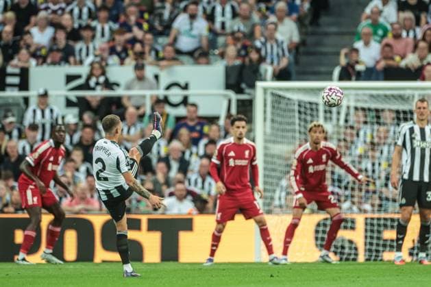 Premier League Newcastle United v Liverpool Kieran Trippier of Newcastle United shoots on goal from a free kick during the Premier League match Newcastle United vs Liverpool at St. James s Park, Newcastle, United Kingdom, 25th August 2025 (Photo by Mark Cosgrove News Images) Newcastle St. James s Park Tyne and Wear United Kingdom Copyright: xMarkxCosgrove NewsxImagesx