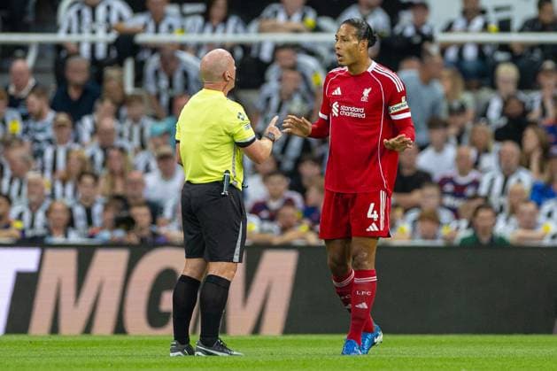Football - FA Premier League - Newcastle United FC v Liverpool FC NEWCASTLE-UPON-TYNE, ENGLAND - Monday, August 25, 2025: Liverpool s captain Virgil van Dijk speaking to referee Simon Hooper in protestation over Newcastle United being awarded a large number of fouls during the FA Premier League match between Newcastle United FC and Liverpool FC at St James Park. (Photo by David Rawcliffe Propaganda) NEWCASTLE-UPON-TYNE St James Park TYNE AND WEAR ENGLAND  Copyright: xDavidxRawcliffex P2025-08-25-Newcastle_Liverpool-67