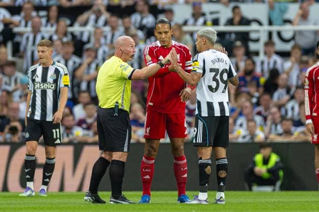 Football - FA Premier League - Newcastle United FC v Liverpool FC NEWCASTLE-UPON-TYNE, ENGLAND - Monday, August 25, 2025: Liverpool s captain Virgil van Dijk trying to talk to referee Simon Hooper as he waves away Newcastle United s captain Bruno Guimaraes during the FA Premier League match between Newcastle United FC and Liverpool FC at St James Park. (Photo by David Rawcliffe Propaganda) NEWCASTLE-UPON-TYNE St James Park TYNE AND WEAR ENGLAND  Copyright: xDavidxRawcliffex P2025-08-25-Newcastle_Liverpool-68