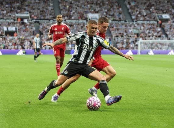 Newcastle Upon Tyne, England, 25th August 2025. Kieran Trippier (L) of Newcastle United in action with Florian Wirtz of Liverpool during the Newcastle United vs Liverpool Premier League match at St. James Park, Newcastle Upon Tyne. Picture credit should read: Nigel Roddis Sportimage EDITORIAL USE ONLY. No use with unauthorised audio, video, data, fixture lists, club league logos or live services. Online in-match use limited to 120 images, no video emulation. No use in betting, games or single club league player publications. SPI_022_NR_NEWC_LIVE SPI-4089-0022