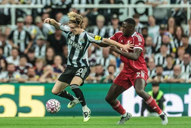 Premier League Newcastle United v Liverpool Anthony Gordon of Newcastle United is fouled by Ibrahima KonatÃ of Liverpool during the Premier League match Newcastle United vs Liverpool at St. James s Park, Newcastle, United Kingdom, 25th August 2025 (Photo by Mark Cosgrove News Images) Newcastle St. James s Park Tyne and Wear United Kingdom Copyright: xMarkxCosgrove NewsxImagesx