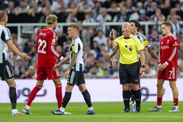 Football - FA Premier League - Newcastle United FC v Liverpool FC NEWCASTLE-UPON-TYNE, ENGLAND - Monday, August 25, 2025: Liverpool s Hugo Ekitike being told off by referee Simon Hooper during the FA Premier League match between Newcastle United FC and Liverpool FC at St James Park. (Photo by David Rawcliffe Propaganda) NEWCASTLE-UPON-TYNE St James Park TYNE AND WEAR ENGLAND  Copyright: xDavidxRawcliffex P2025-08-25-Newcastle_Liverpool-69