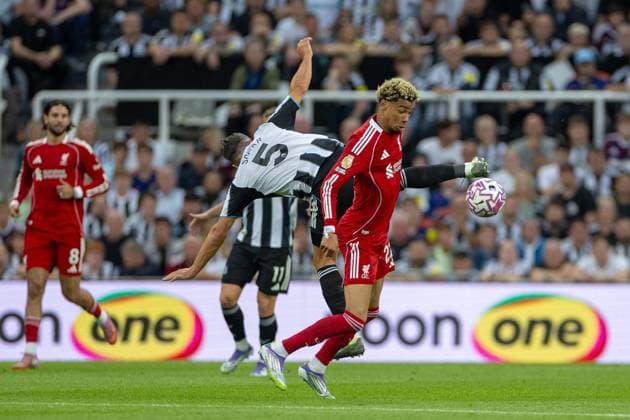 Football - FA Premier League - Newcastle United FC v Liverpool FC NEWCASTLE-UPON-TYNE, ENGLAND - Monday, August 25, 2025: Liverpool s Hugo Ekitike is challenged by Newcastle United s Fabian Schär during the FA Premier League match between Newcastle United FC and Liverpool FC at St James Park. (Photo by David Rawcliffe Propaganda) NEWCASTLE-UPON-TYNE St James Park TYNE AND WEAR ENGLAND  Copyright: xDavidxRawcliffex P2025-08-25-Newcastle_Liverpool-70