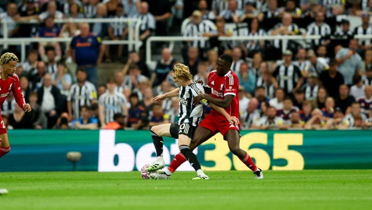 Newcastle United v Liverpool Premier League 25 08 2025. Newcastle United midfielder Anthony Gordon (10) is fouled by Liverpool defender Ibrahima KonatÃ (5) and he receives a yellow card during the Premier League match between Newcastle United and Liverpool at St. James s Park, Newcastle, England on 25 August 2025. Editorial use only DataCo restrictions apply See www.football-dataco.com , Copyright: xSimonxDaviesx PSI-22671-0067