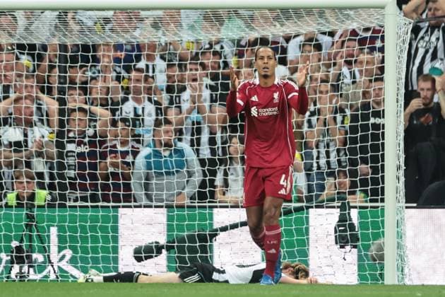 Premier League Newcastle United v Liverpool Virgil van Dijk of Liverpool reacts as Newcastle miss a chance on goal during the Premier League match Newcastle United vs Liverpool at St. James s Park, Newcastle, United Kingdom, 25th August 2025 (Photo by Mark Cosgrove News Images) Newcastle St. James s Park Tyne and Wear United Kingdom Copyright: xMarkxCosgrove NewsxImagesx