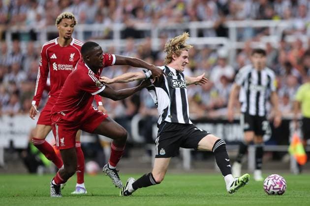 Newcastle United v Liverpool FC 25 August 2025 Newcastle-upon-Tyne - Premier League Football - Newcastle United v Liverpool FC - Anthony Gordon of Newcastle United is pulled by Ibrahima Konate of Liverpool resulting in a yellow card - (Photo by Dan Chesterton) Newcastle-upon-Tyne UK Copyright: xDanxChestertonxOffside