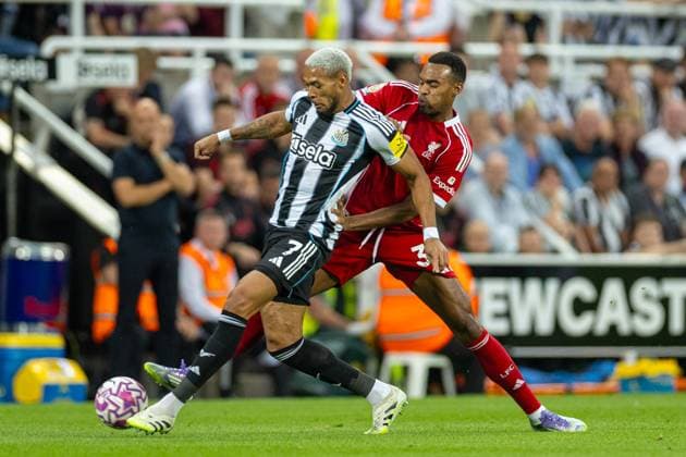 Football - FA Premier League - Newcastle United FC v Liverpool FC NEWCASTLE-UPON-TYNE, ENGLAND - Monday, August 25, 2025: Liverpool s Ryan Gravenberch challenges Newcastle United s Joelinton Cassio Apolinario de Lira during the FA Premier League match between Newcastle United FC and Liverpool FC at St James Park. (Photo by David Rawcliffe Propaganda) NEWCASTLE-UPON-TYNE St James Park TYNE AND WEAR ENGLAND  Copyright: xDavidxRawcliffex P2025-08-25-Newcastle_Liverpool-72
