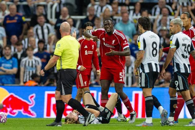 Football - FA Premier League - Newcastle United FC v Liverpool FC NEWCASTLE-UPON-TYNE, ENGLAND - Monday, August 25, 2025: Liverpool s Ibrahima KonatÃ protesting his yellow card given to him by referee Simon Hooper for a foul on Newcastle United s Anthony Gordon during the FA Premier League match between Newcastle United FC and Liverpool FC at St James Park. (Photo by David Rawcliffe Propaganda) NEWCASTLE-UPON-TYNE St James Park TYNE AND WEAR ENGLAND  Copyright: xDavidxRawcliffex P2025-08-25-Newcastle_Liverpool-75