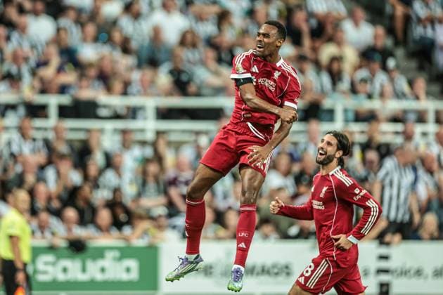 Premier League Newcastle United v Liverpool Ryan Gravenberch of Liverpool celebrates his goal to make it 0-1 during the Premier League match Newcastle United vs Liverpool at St. James s Park, Newcastle, United Kingdom, 25th August 2025 (Photo by Mark Cosgrove News Images) Newcastle St. James s Park Tyne and Wear United Kingdom Copyright: xMarkxCosgrove NewsxImagesx