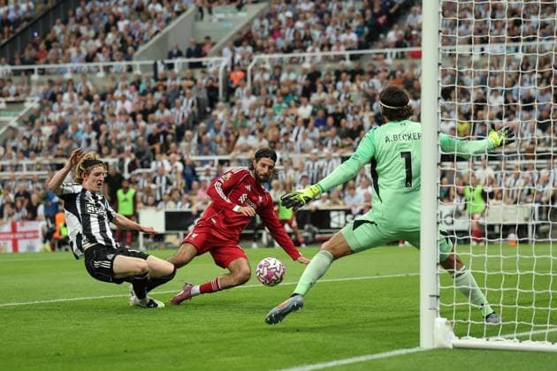 Newcastle United v Liverpool FC 25 August 2025 Newcastle-upon-Tyne - Premier League Football - Newcastle United v Liverpool FC - a chance in front of goal for Anthony Gordon of Newcastle United as Dominik Szoboszlai of Liverpool and Liverpool goalkeeper Alisson Becker defend - (Photo by Dan Chesterton) Newcastle-upon-Tyne UK Copyright: xDanxChestertonxOffside